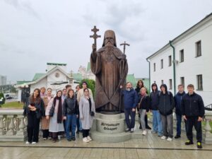 Учащиеся старших классов Свято-Георгиевской православной школы прибыли в город-герой Минск для участия в международном конкурсе «Интерактивный урок «Правнуки Победы о войне»»