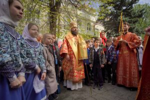 В среду Светлой седмицы епископ Таганрогский Артемий совершил Божественную литургию в храме Святого великомученика и победоносца Георгия при Свято-Георгиевской православной гимназии