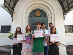 Вручение аттестатов об основном общем и среднем общем образовании выпускникам